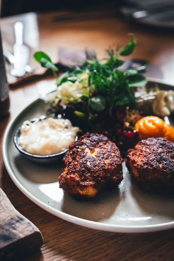 Fisch-Frikadellen mit Sellerie-Kapern-Mayo im Fur Bryghus Restaurant. | moeyskitchen.com