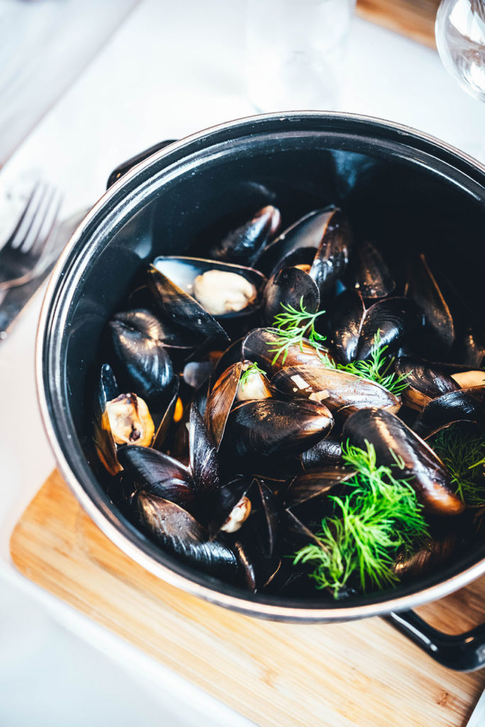 Moules frites im Restaurant Ved Fjorden in Struert am Limfjord in Dänemark. | moeyskitchen.com