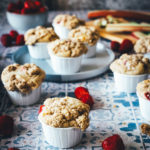 Rezept für super saftige und fluffige Muffins! Meine Erdbeer-Rhabarber-Muffins werden mit knusprigen, buttrigen Streuseln getoppt – das macht sie so besonders! Sie sind süß und säuerlich, lassen sich wunderbar aus der Hand essen, sind toll für unterwegs, aber auch für Partys und Gäste. Dazu sind sie blitzschnell und total einfach zusammengerührt und gebacken. Backt sie unbedingt nach! | moeyskitchen.com