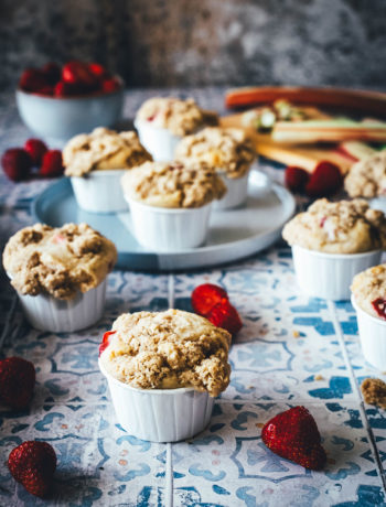 Rezept für super saftige und fluffige Muffins! Meine Erdbeer-Rhabarber-Muffins werden mit knusprigen, buttrigen Streuseln getoppt – das macht sie so besonders! Sie sind süß und säuerlich, lassen sich wunderbar aus der Hand essen, sind toll für unterwegs, aber auch für Partys und Gäste. Dazu sind sie blitzschnell und total einfach zusammengerührt und gebacken. Backt sie unbedingt nach! | moeyskitchen.com