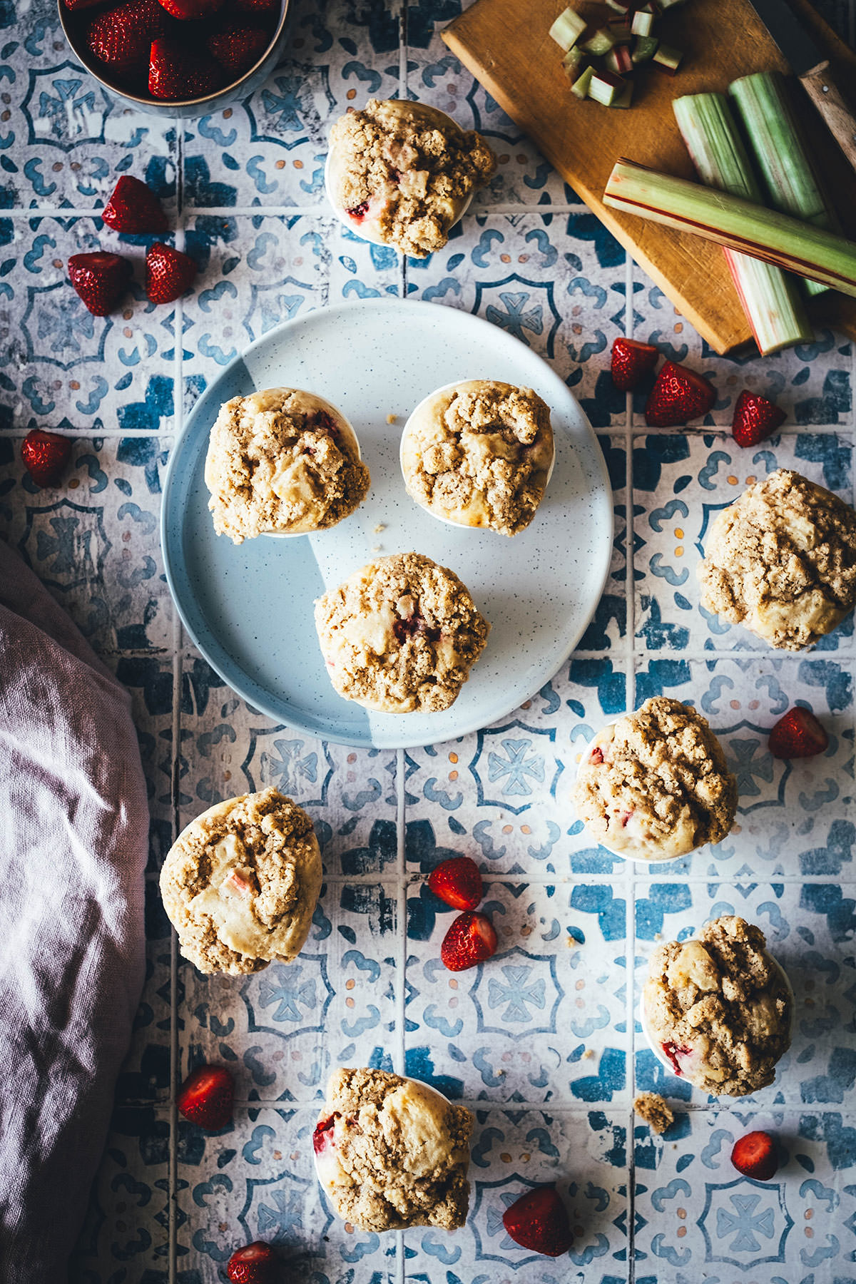 Rezept für super saftige und fluffige Muffins! Meine Erdbeer-Rhabarber-Muffins werden mit knusprigen, buttrigen Streuseln getoppt – das macht sie so besonders! Sie sind süß und säuerlich, lassen sich wunderbar aus der Hand essen, sind toll für unterwegs, aber auch für Partys und Gäste. Dazu sind sie blitzschnell und total einfach zusammengerührt und gebacken. Backt sie unbedingt nach! | moeyskitchen.com