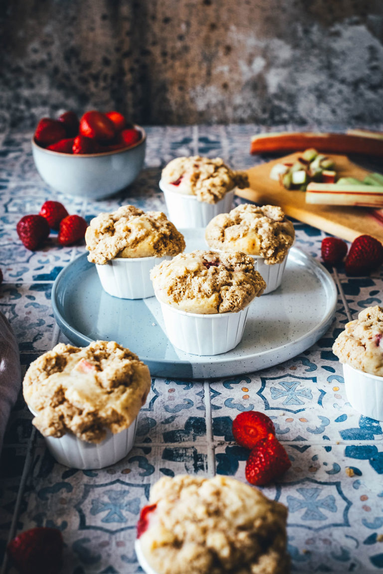 Erdbeer-Rhabarber-Muffins mit Streuseln - moey&amp;#39;s kitchen foodblog