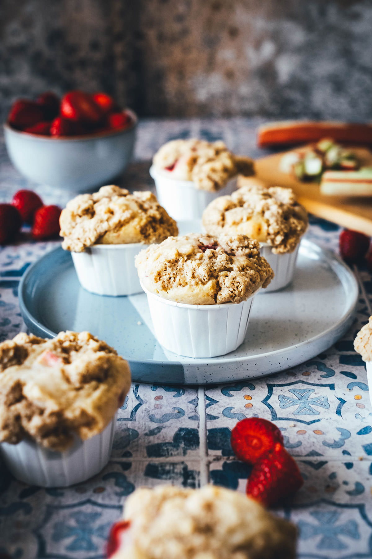 Rezept für super saftige und fluffige Muffins! Meine Erdbeer-Rhabarber-Muffins werden mit knusprigen, buttrigen Streuseln getoppt – das macht sie so besonders! Sie sind süß und säuerlich, lassen sich wunderbar aus der Hand essen, sind toll für unterwegs, aber auch für Partys und Gäste. Dazu sind sie blitzschnell und total einfach zusammengerührt und gebacken. Backt sie unbedingt nach! | moeyskitchen.com