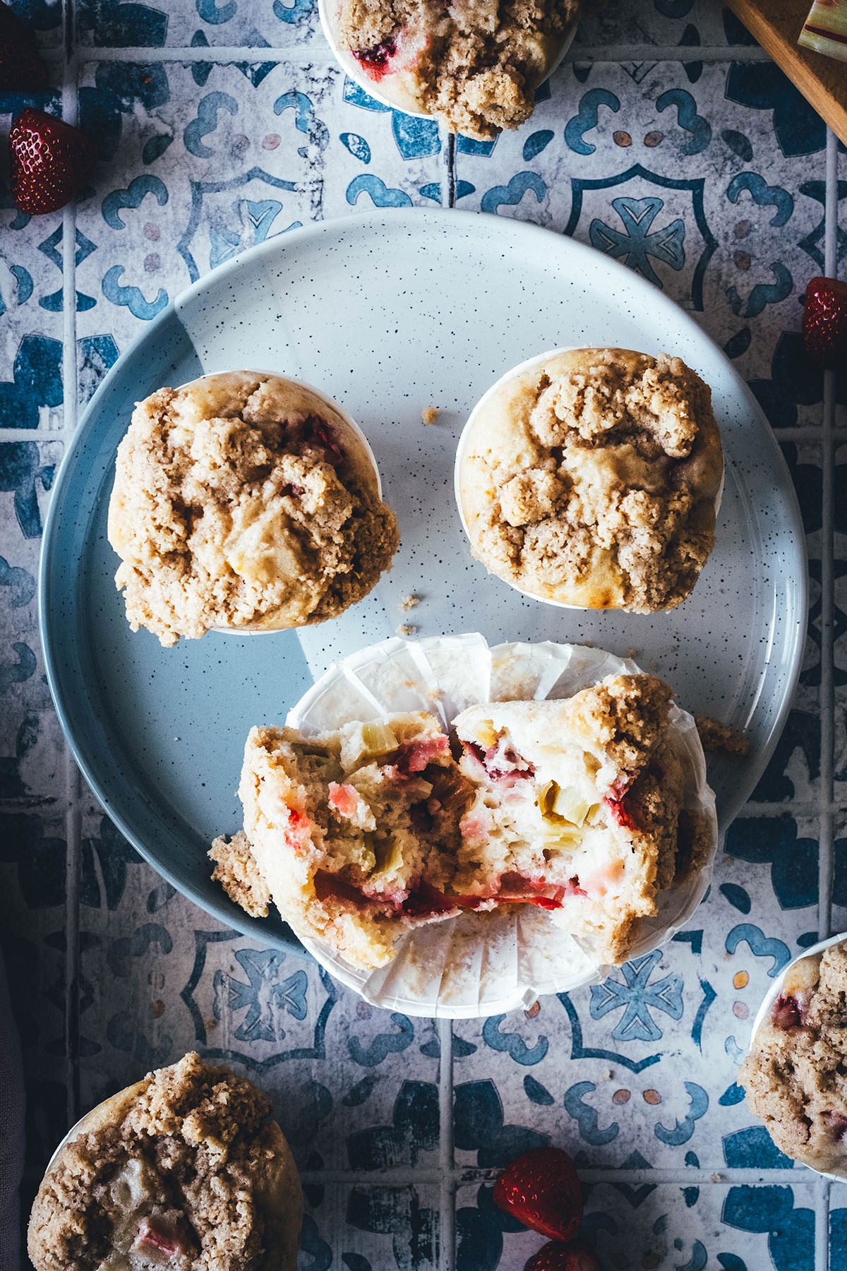 Rezept für super saftige und fluffige Muffins! Meine Erdbeer-Rhabarber-Muffins werden mit knusprigen, buttrigen Streuseln getoppt – das macht sie so besonders! Sie sind süß und säuerlich, lassen sich wunderbar aus der Hand essen, sind toll für unterwegs, aber auch für Partys und Gäste. Dazu sind sie blitzschnell und total einfach zusammengerührt und gebacken. Backt sie unbedingt nach! | moeyskitchen.com