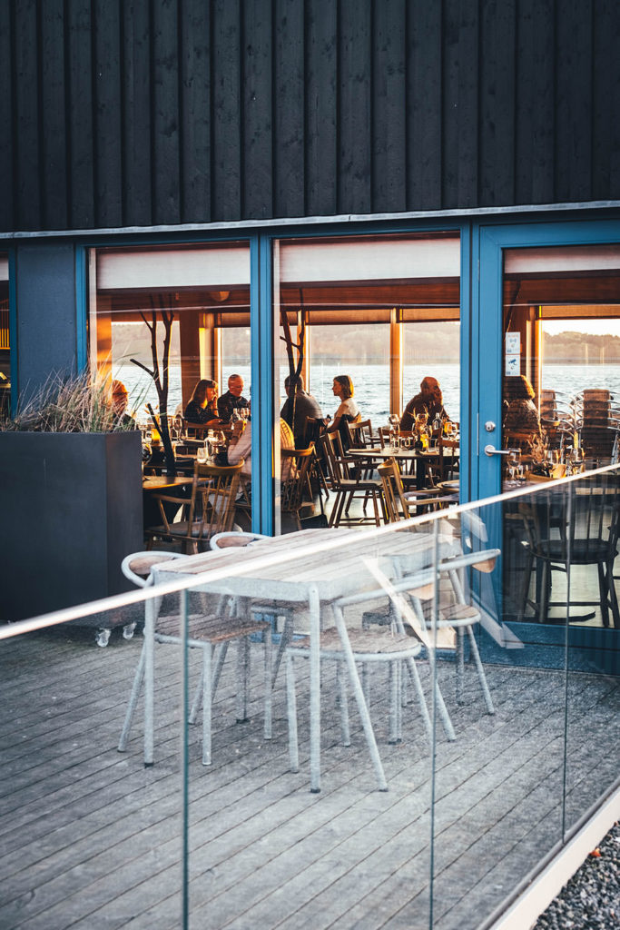 Im Restaurant Limfjordens Hus am Hafen von Glyngore am Limfjord in Dänemark. | moeyskitchen.com