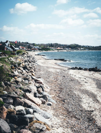 Willkommen im Herzen Dänemarks – hier am wunderbaren Limfjord, der auch als Region Limfjorden bekannt ist. Zusammen entdecken wir malerische Fischerdörfer wie Glyngøre, die idyllische Insel Fur und den bezaubernden Küstenort Sundsøre, die alle ihre eigenen Geschichten und kulinarischen Geheimnisse zu erzählen haben. Kommt mit auf eine frühmorgendliche Austernsafari in den Limfjord und erkundet mit uns die Bio-Molkerei Thise. Taucht mit ein in die geschmackvolle Welt der Brænderiet Limfjorden (Brennerei) und des Fur Bryghus (Brauhaus) und genießt mit uns die großartigen Abendessen in den Restaurants Ved Fjorden und Limfjordens Hus. Mit jedem Schritt, jedem Bissen und jedem Schluck kommen wir der kulinarischen und kulturellen Vielfalt des Limfjords näher und entdecken die kulinarischen Schätze dieser einzigartigen Region.