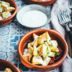 Wenn ich an spanische Tapas denke, denke ich zuerst an Patatas Bravas! Knusprig frittierte Kartoffeln mit einer scharfen roten Sauce und einer würzigen weißen Sauce. Schon als Kind habe ich sie geliebt. Jetzt habe ich mir den Spanien-Urlaub nach Hause geholt und bereite meine Patatas Bravas einfach im Air Fryer zu. Das geht super schnell und unkompliziert! So hat man in kürzester Zeit die perfekte Urlaubserinnerung auf dem Tisch stehen. Hier gibt es das köstliche Rezept für Kartoffelwürfel mit scharfer Tomatensauce (Salsa brava) und einer schnellen Knoblauchmayonnaise (Aioli)! | moeyskitchen.com