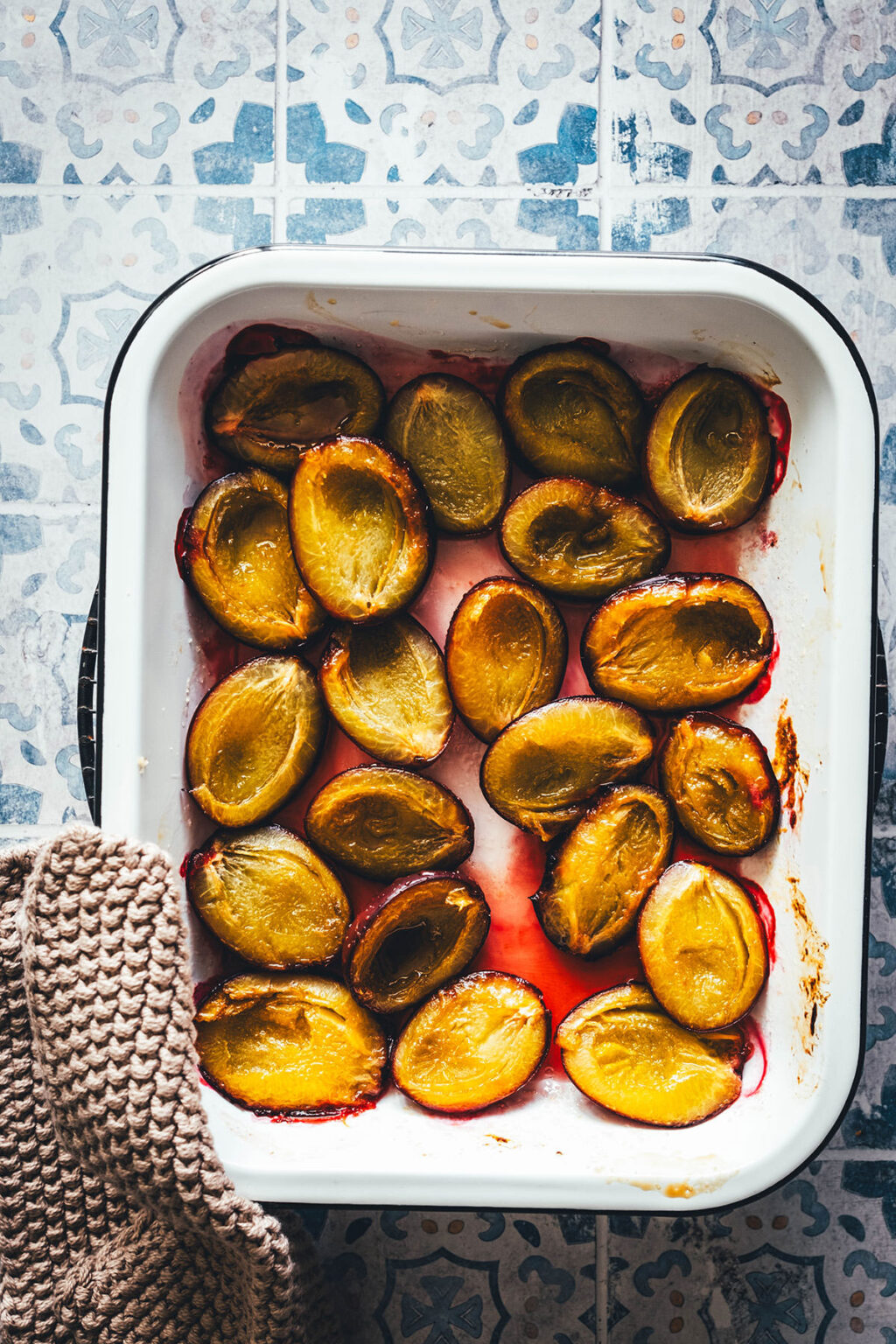 Italienischer Pflaumenkuchen mit Ricotta, Zitrone und Haselnüssen ...