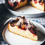 Rezept für einen wunderbaren Spätsommer-Kuchen: Mein italienischer Pflaumenkuchen ist blitzschnell zusammengerührt. Durch Ricotta und Eier wird der Kuchen extrem saftig. Geröstete Haselnusskerne sorgen für eine knackige Komponente und werden außerdem mit Puderzucker vermixt nach dem Backen über den Kuchen gestreut. Eine spannende Alternative zu klassischem Zwetschgendatschi oder Pflaumenkuchen mit Streuseln! | moeyskitchen.com
