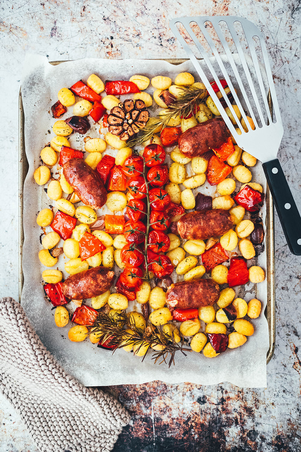 Rezept für One Pan Gnocchi – alles von einem Blech! Blitzschnell zubereitet für die sommerliche Feierabendküche. Gnocchi-Traybake mit Salsiccia, Paprika und Tomaten, serviert mit Knoblauch-Schmand. | moeyskitchen.com