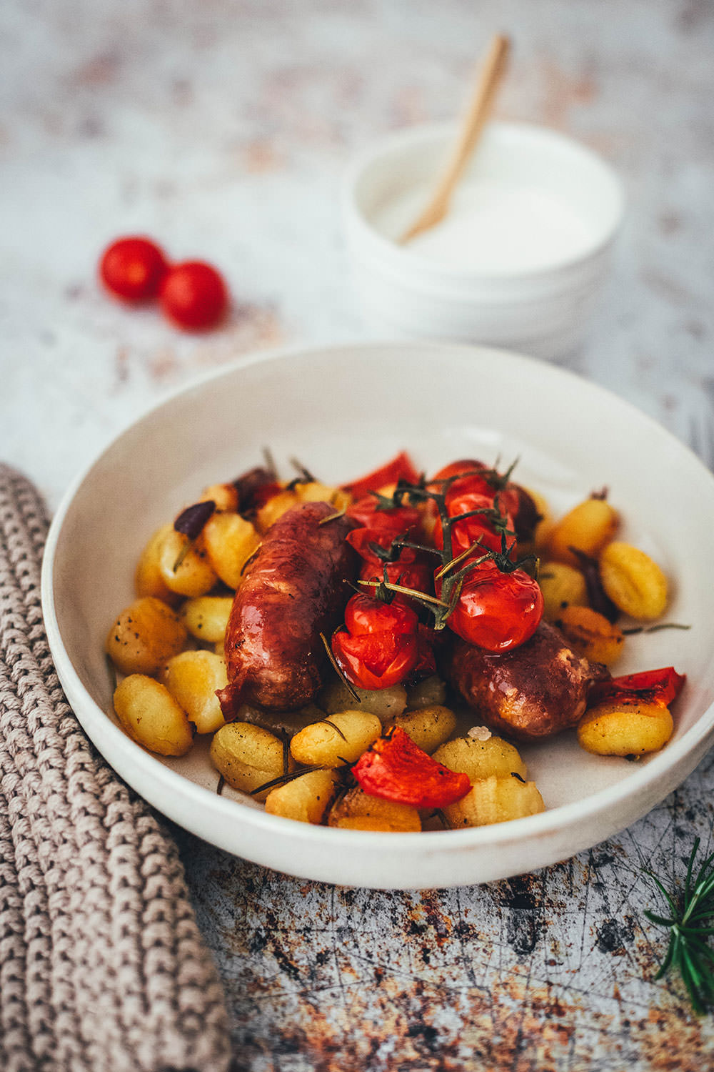 Rezept für One Pan Gnocchi – alles von einem Blech! Blitzschnell zubereitet für die sommerliche Feierabendküche. Gnocchi-Traybake mit Salsiccia, Paprika und Tomaten, serviert mit Knoblauch-Schmand. | moeyskitchen.com