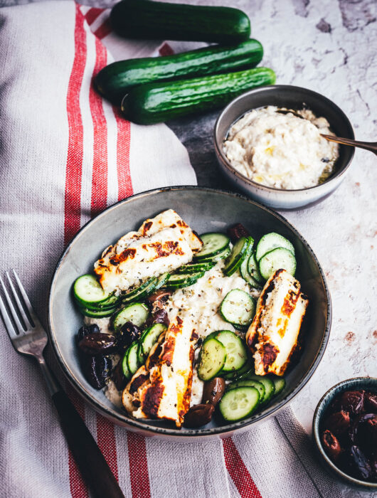 Rezept für Baba Ghanoush Bowl – spätsommerliches mediterran-orientalisches Gericht mit rauchiger Auberginencreme, knusprigem Halloumi und knackigen Gurken. Perfekt für die schnelle und vegetarische Feierabendküche im Sommer und Herbst. | moeyskitchen.com