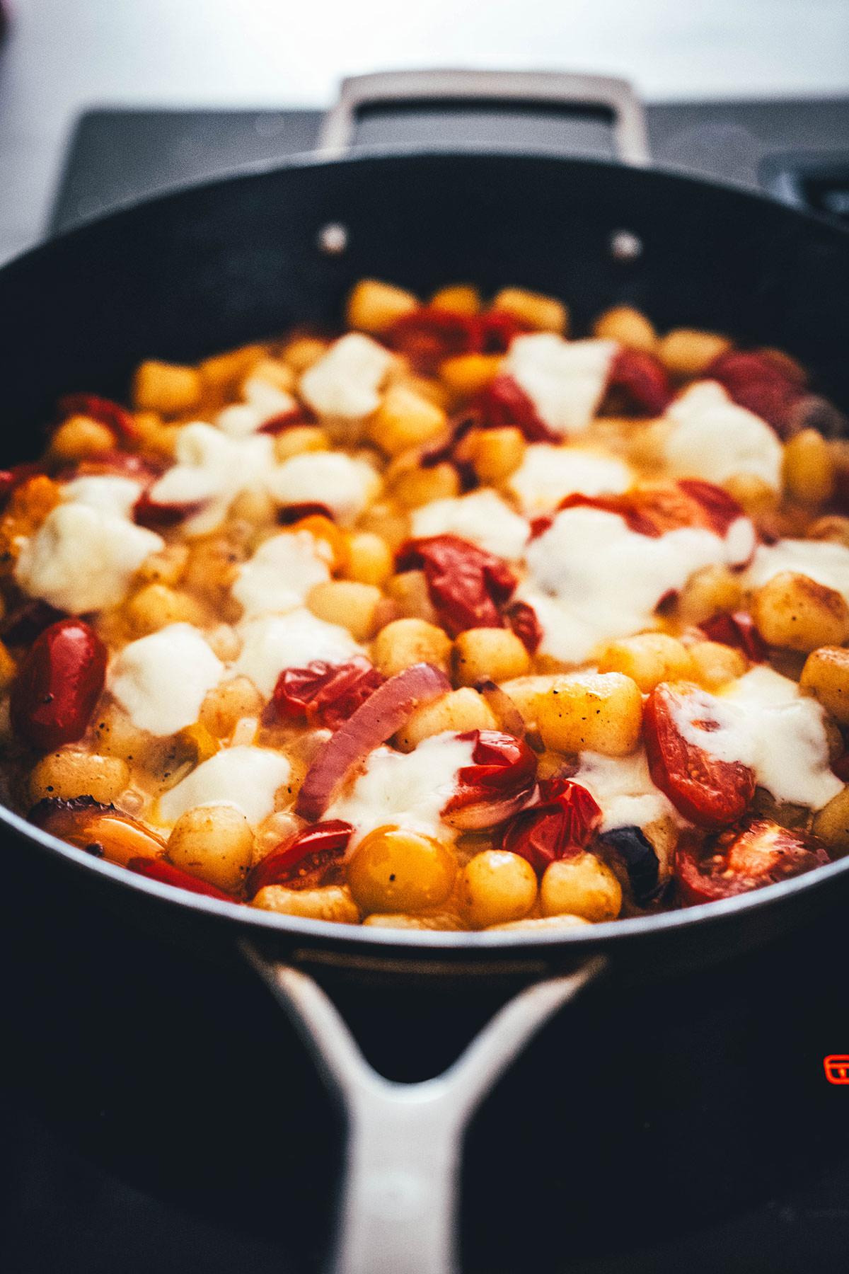 Mein aktuelles Lieblingsessen für die schnelle Feierabendküche ist diese blitzschnelle 15 Minuten Gnocchi-Pfanne mit bunten Tomaten und Mozzarella. Neben Gnocchi aus dem Kühlregal landen hier rote Zwiebeln, (bunte) Tomaten und Mozzarella in der Pfanne. | moeyskitchen.com