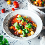 Mein aktuelles Lieblingsessen für die schnelle Feierabendküche ist diese blitzschnelle 15 Minuten Gnocchi-Pfanne mit bunten Tomaten und Mozzarella. Neben Gnocchi aus dem Kühlregal landen hier rote Zwiebeln, (bunte) Tomaten und Mozzarella in der Pfanne. | moeyskitchen.com