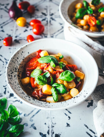 Mein aktuelles Lieblingsessen für die schnelle Feierabendküche ist diese blitzschnelle 15 Minuten Gnocchi-Pfanne mit bunten Tomaten und Mozzarella. Neben Gnocchi aus dem Kühlregal landen hier rote Zwiebeln, (bunte) Tomaten und Mozzarella in der Pfanne. | moeyskitchen.com