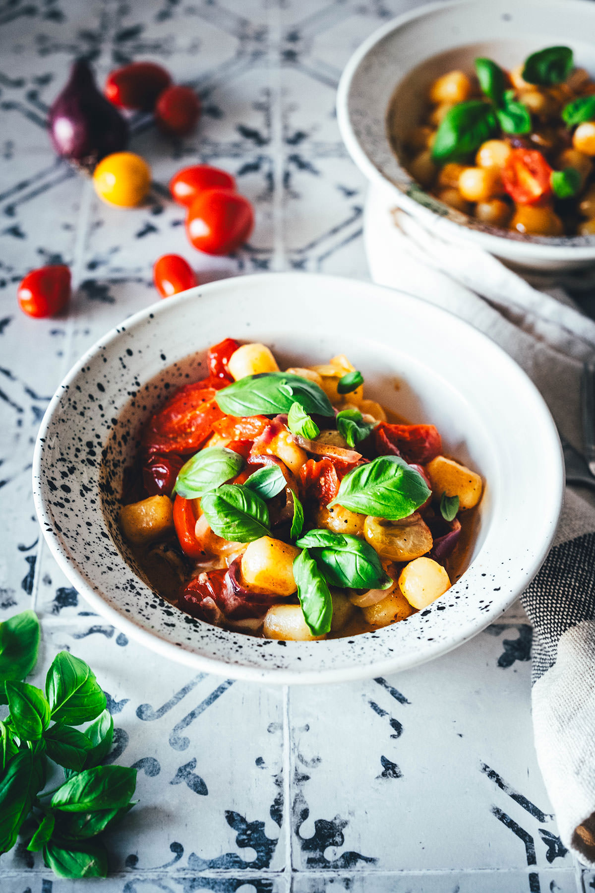 Mein aktuelles Lieblingsessen für die schnelle Feierabendküche ist diese blitzschnelle 15 Minuten Gnocchi-Pfanne mit bunten Tomaten und Mozzarella. Neben Gnocchi aus dem Kühlregal landen hier rote Zwiebeln, (bunte) Tomaten und Mozzarella in der Pfanne. | moeyskitchen.com