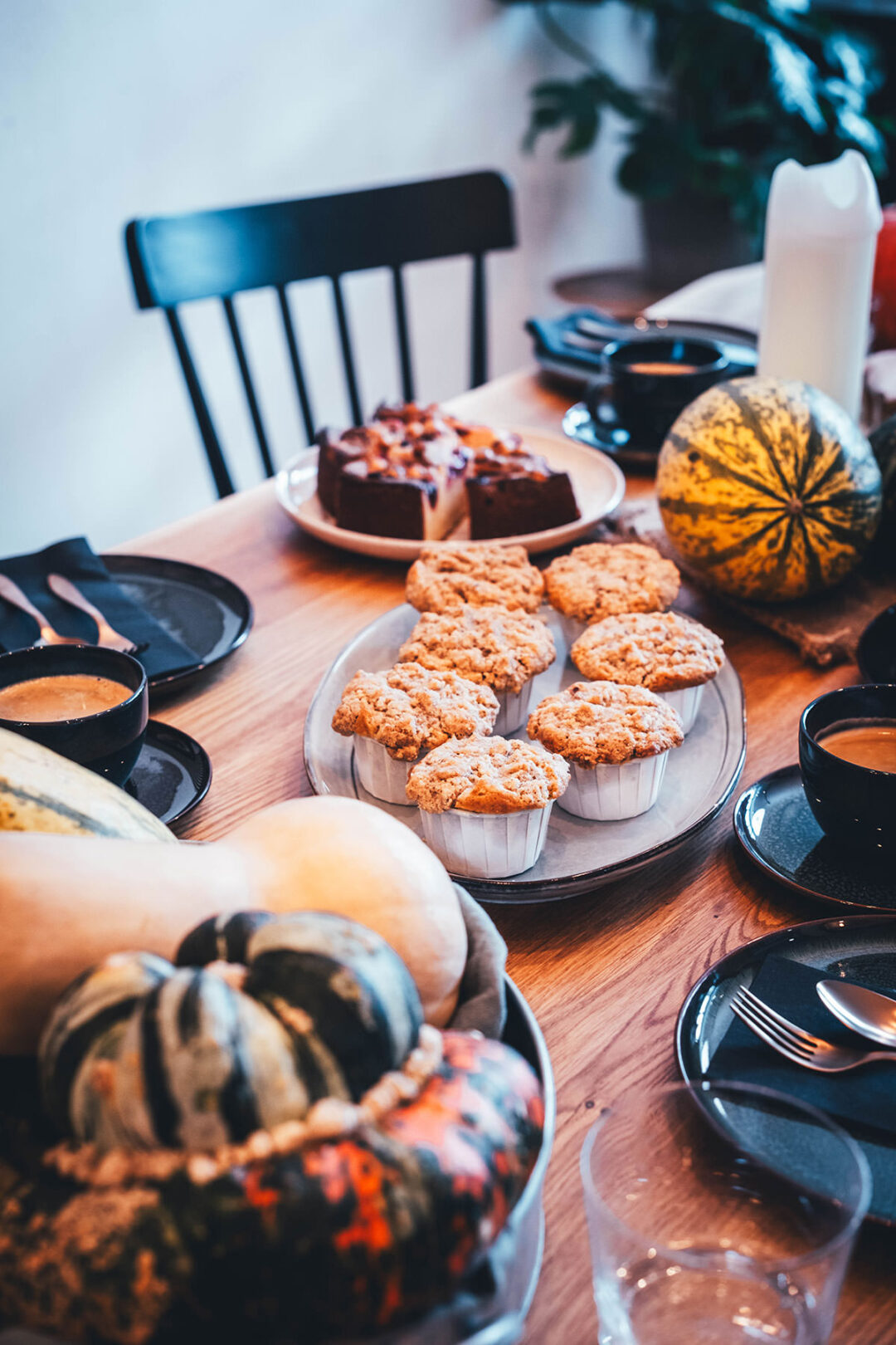 Rezept für saftige Kürbis-Muffins. Perfekt für die Resteverwertung beim Kürbisschnitzen! Einfache Muffins mit Frischkäsefüllung und knusprigen Walnuss-Streuseln als Topping. | moeyskitchen.com