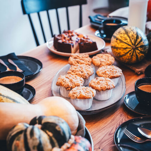 Rezept für saftige Kürbis-Muffins. Perfekt für die Resteverwertung beim Kürbisschnitzen! Einfache Muffins mit Frischkäsefüllung und knusprigen Walnuss-Streuseln als Topping. | moeyskitchen.com