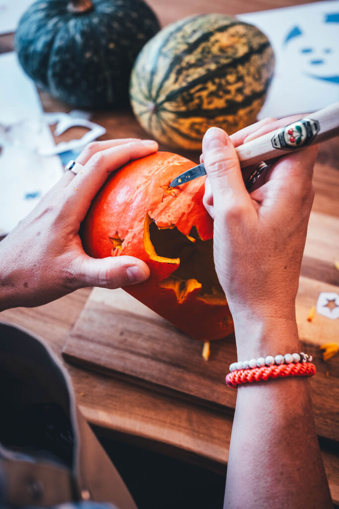 Eindrücke von unserer Kürbisschnitzparty! Halloween-Kürbisse mit Freunden einfach selber schnitzen. Die Kürbisreste lassen sich super weiterverwerten. | moeyskitchen.com