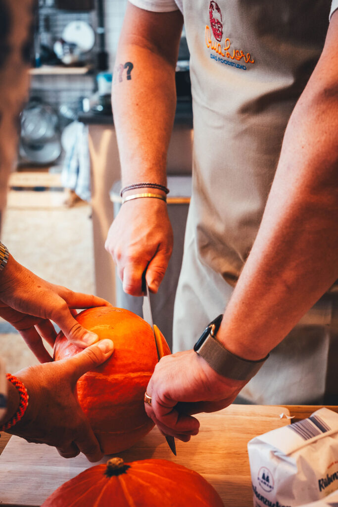 Eindrücke von unserer Kürbisschnitzparty! Halloween-Kürbisse mit Freunden einfach selber schnitzen. Die Kürbisreste lassen sich super weiterverwerten. | moeyskitchen.com