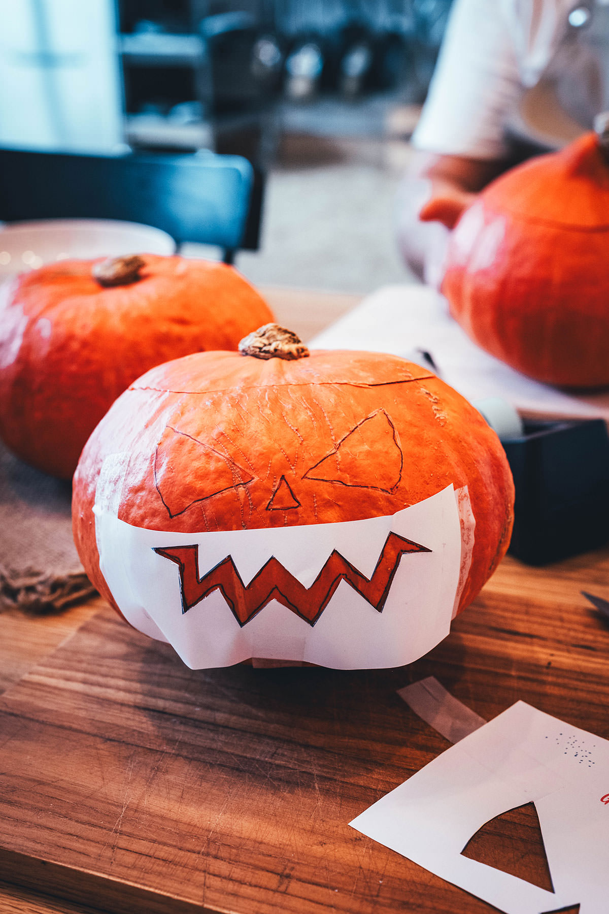 Kürbisse schnitzen und saftige Kürbis-Muffins für die Kürbisschnitz ...