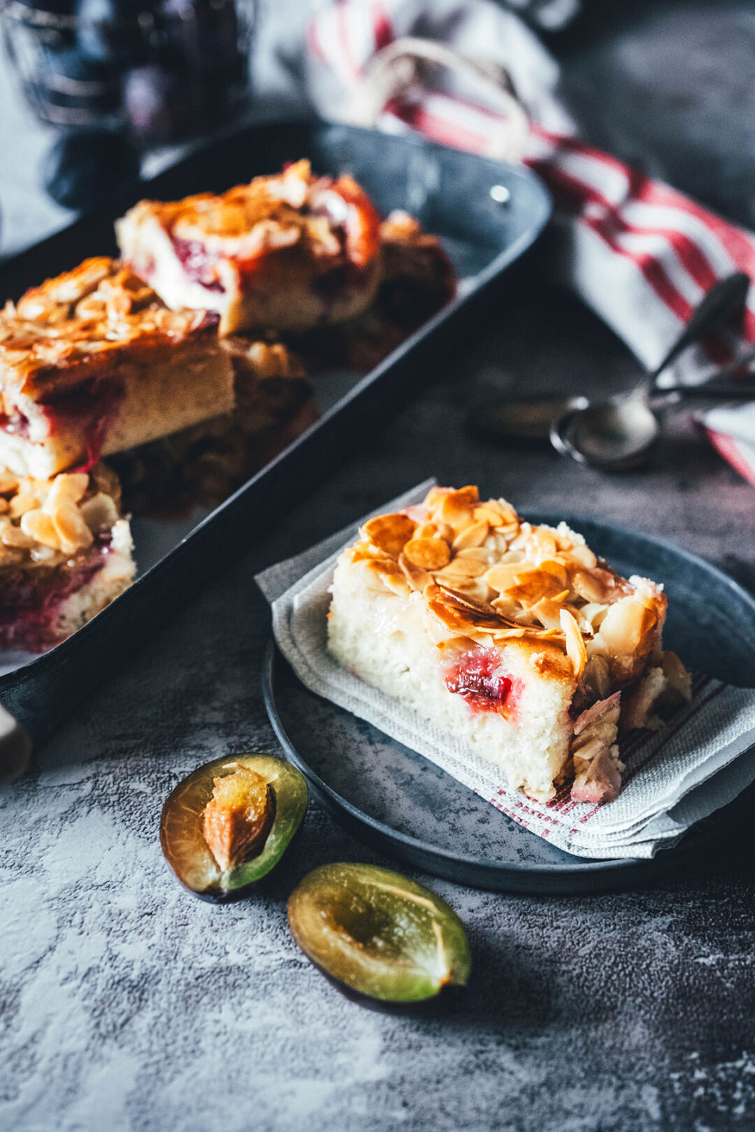 Blitzschneller Zwetschgenkuchen mit Mandeltopping - moey&amp;#39;s kitchen foodblog