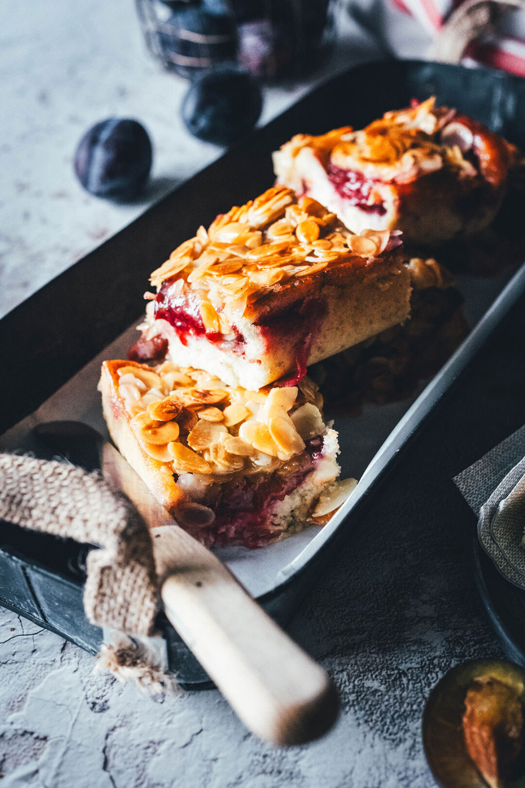 Blitzschneller Zwetschgenkuchen mit Mandeltopping - moey&amp;#39;s kitchen foodblog