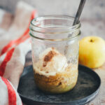 Blitz-Rezept für einen 10-Minuten-Apfelkuchen. Spontan Lust auf ein Stück Apfelkuchen? Backt diesen Apple Crumble in insgesamt nur 10 Minuten in der Mikrowelle! Perfekt für nur eine Portion vom schnellsten Apfelkuchen der Welt. Mit nur wenigen Zutaten und wenig Zubehör angerührt und gebacken und ruckzuck warm serviert mit Vanilleeis. | moeyskitchen.com