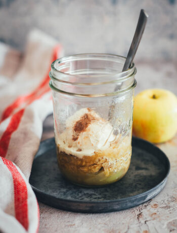 Blitz-Rezept für einen 10-Minuten-Apfelkuchen. Spontan Lust auf ein Stück Apfelkuchen? Backt diesen Apple Crumble in insgesamt nur 10 Minuten in der Mikrowelle! Perfekt für nur eine Portion vom schnellsten Apfelkuchen der Welt. Mit nur wenigen Zutaten und wenig Zubehör angerührt und gebacken und ruckzuck warm serviert mit Vanilleeis. | moeyskitchen.com