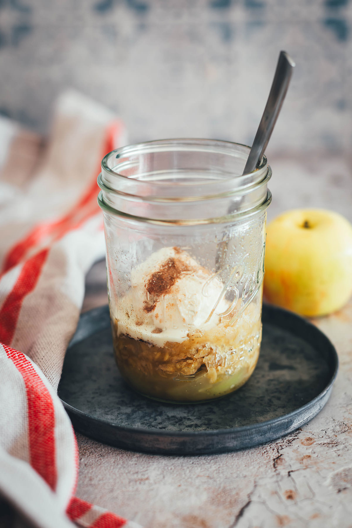 Blitz-Rezept für einen 10-Minuten-Apfelkuchen. Spontan Lust auf ein Stück Apfelkuchen? Backt diesen Apple Crumble in insgesamt nur 10 Minuten in der Mikrowelle! Perfekt für nur eine Portion vom schnellsten Apfelkuchen der Welt. Mit nur wenigen Zutaten und wenig Zubehör angerührt und gebacken und ruckzuck warm serviert mit Vanilleeis. | moeyskitchen.com