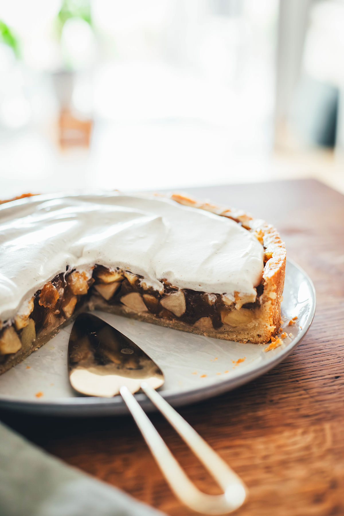 Rezept für Apfelkuchen mit knusprigem Mürbeteigboden und einer Füllung mit Äpfeln. Vanillepuddingpulver wird hier einfach mit Apfelsaft angerührt und mit Apfelstückchen gefüllt. Das ergibt die köstliche Füllung für diesen simplen Apfel-Pudding-Kuchen. Getoppt wird der Kuchen dann mit einer ganz lockeren Schmandcreme mit Vanille. | moeyskitchen.com