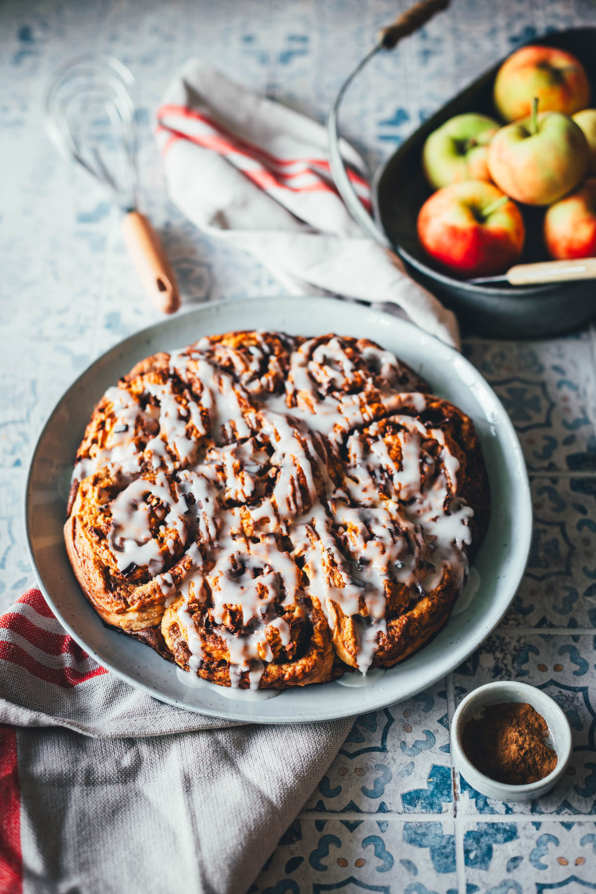 Rezept für blitzschnelle Apfelschnecken – Zimtschnecken mit Äpfeln, ganz ohne Hefe und ganz ohne Gehzeit. Der Apfelkuchen ist ganz einfach zubereitet und schmeckt im Herbst zum Frühstück oder zu Kaffee und Kuchen! Perfekt für Gäste! | moeyskitchen.com
