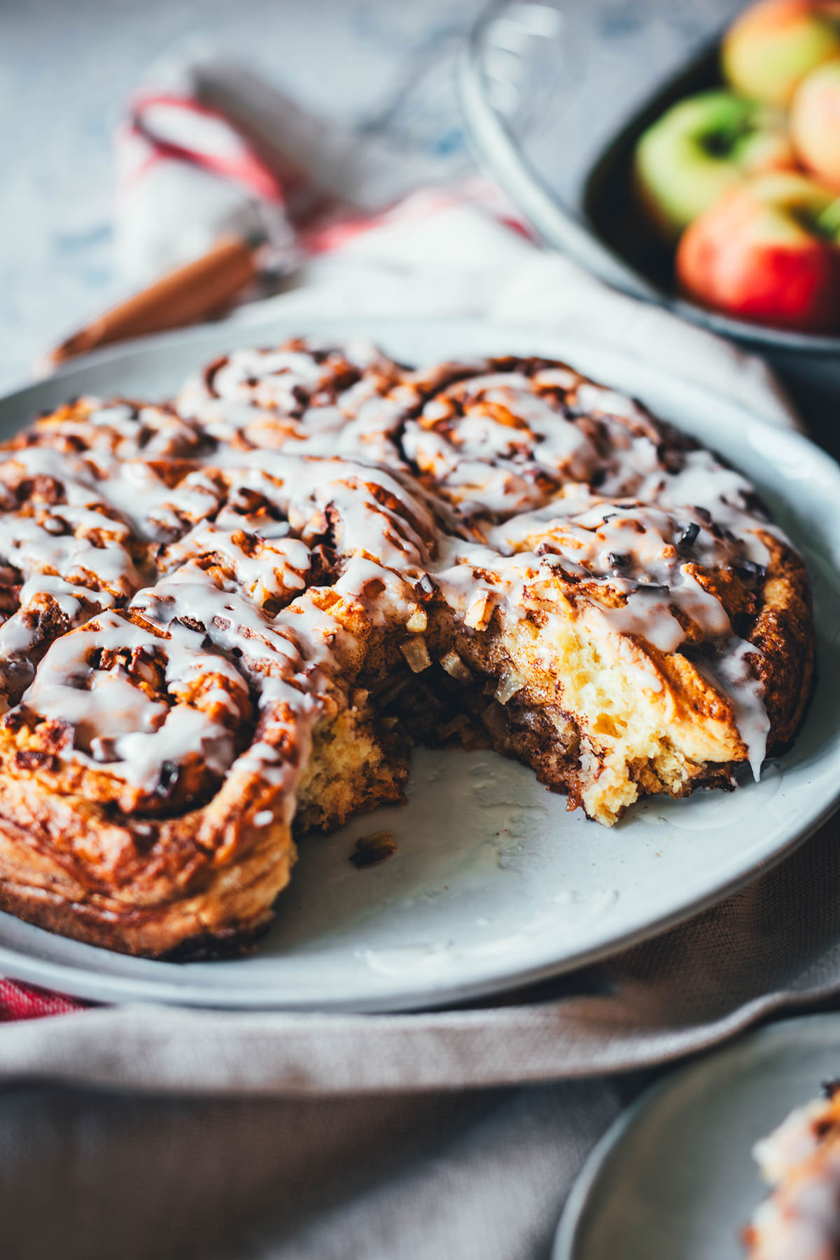 Rezept für blitzschnelle Apfelschnecken – Zimtschnecken mit Äpfeln, ganz ohne Hefe und ganz ohne Gehzeit. Der Apfelkuchen ist ganz einfach zubereitet und schmeckt im Herbst zum Frühstück oder zu Kaffee und Kuchen! Perfekt für Gäste! | moeyskitchen.com