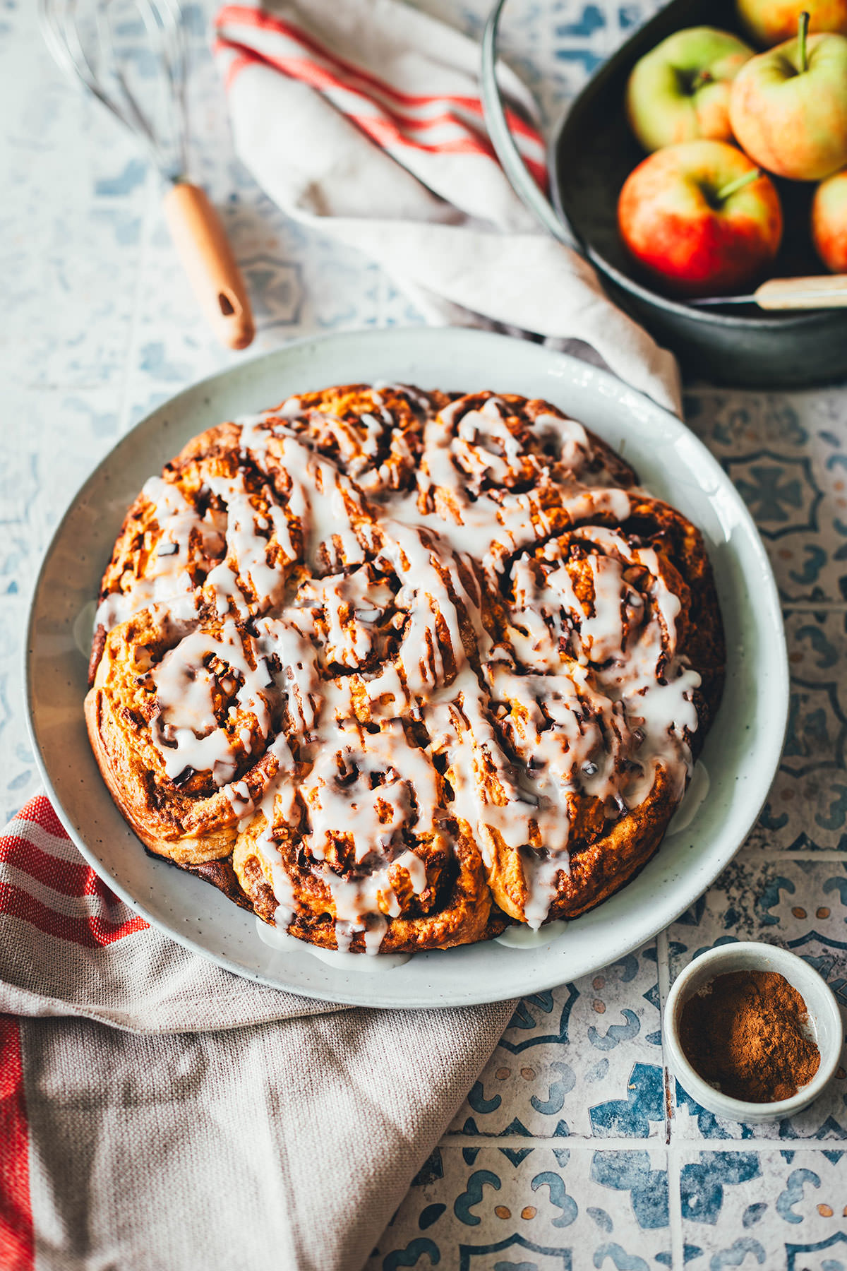 Rezept für blitzschnelle Apfelschnecken – Zimtschnecken mit Äpfeln, ganz ohne Hefe und ganz ohne Gehzeit. Der Apfelkuchen ist ganz einfach zubereitet und schmeckt im Herbst zum Frühstück oder zu Kaffee und Kuchen! Perfekt für Gäste! | moeyskitchen.com