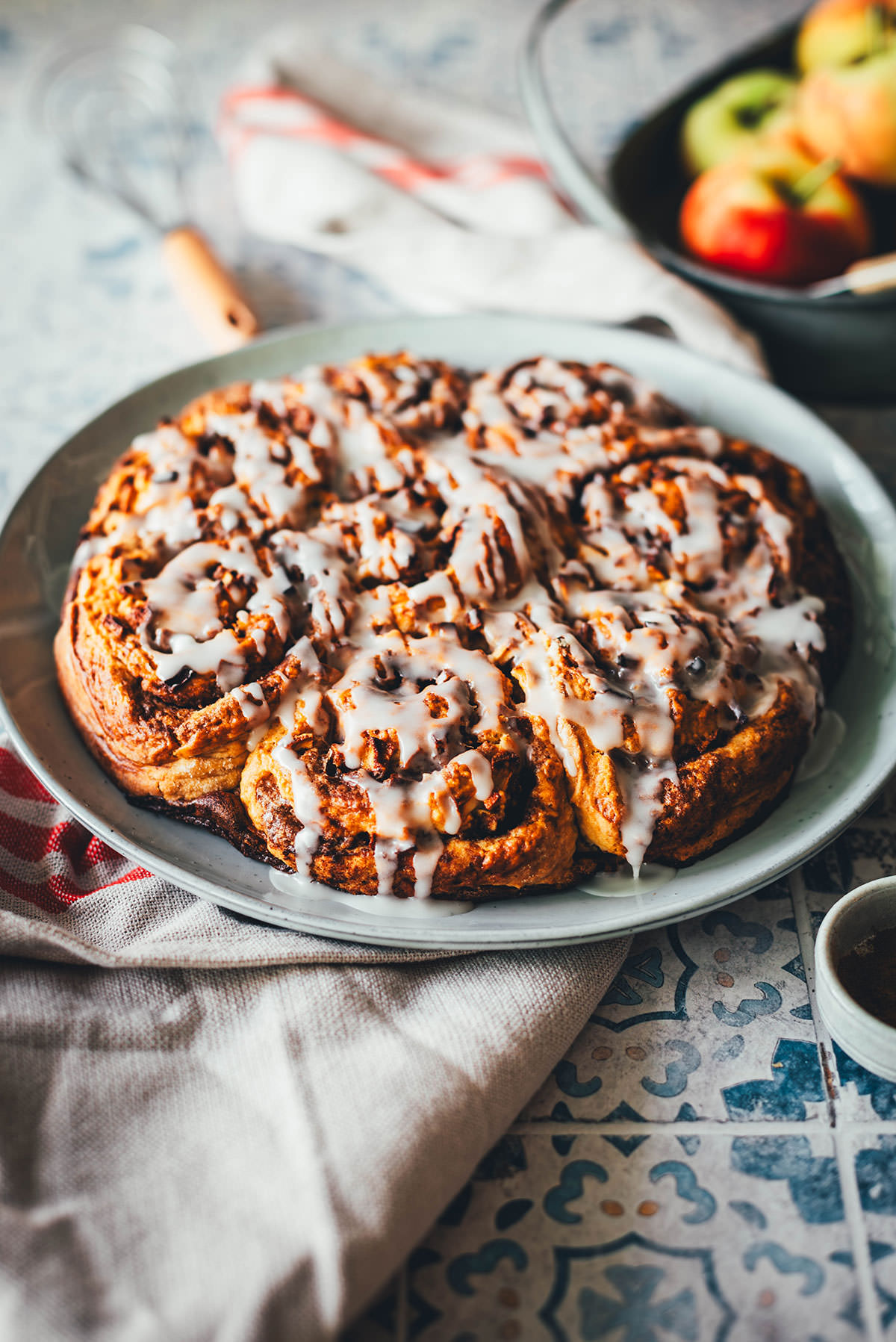 Rezept für blitzschnelle Apfelschnecken – Zimtschnecken mit Äpfeln, ganz ohne Hefe und ganz ohne Gehzeit. Der Apfelkuchen ist ganz einfach zubereitet und schmeckt im Herbst zum Frühstück oder zu Kaffee und Kuchen! Perfekt für Gäste! | moeyskitchen.com