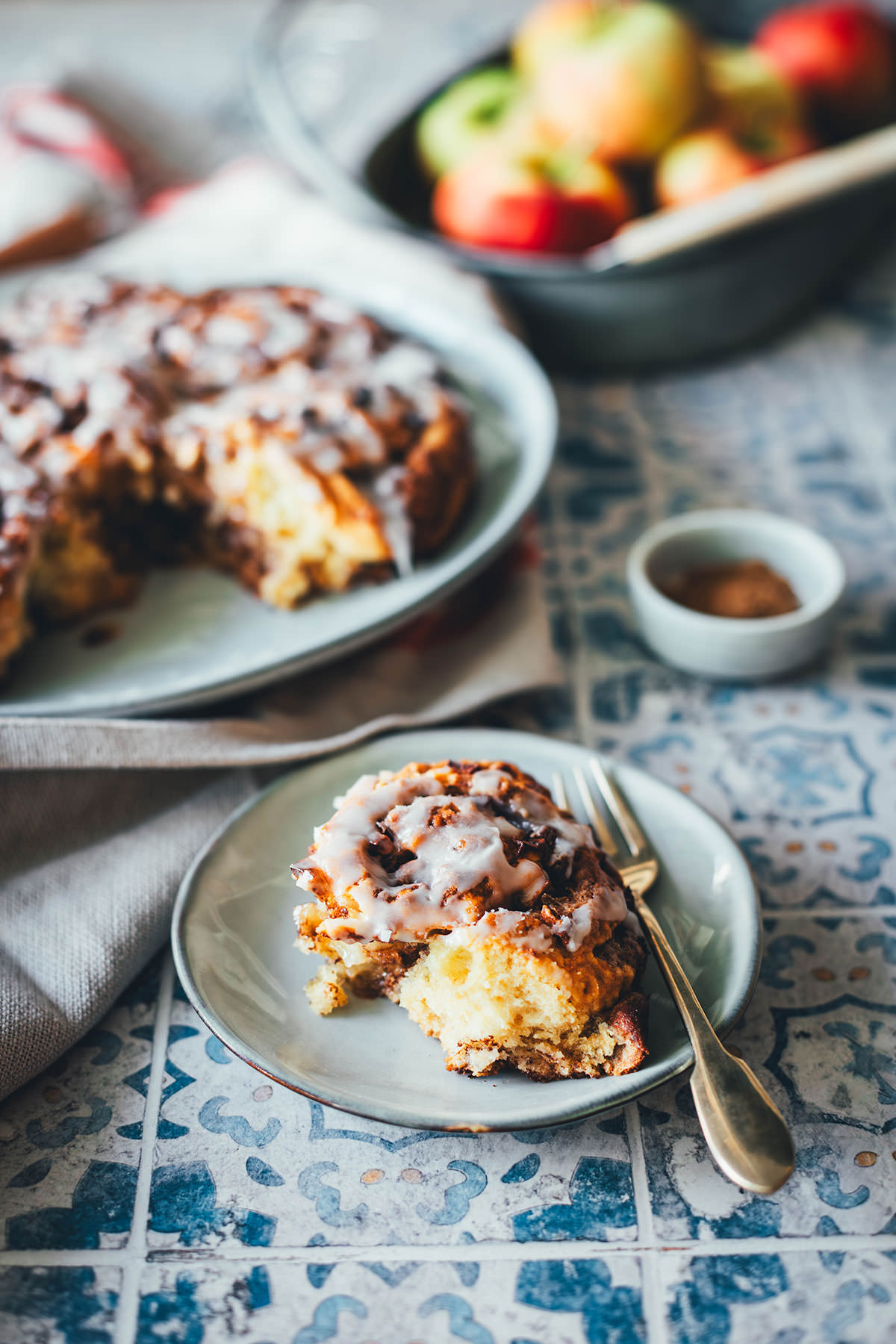 Rezept für blitzschnelle Apfelschnecken – Zimtschnecken mit Äpfeln, ganz ohne Hefe und ganz ohne Gehzeit. Der Apfelkuchen ist ganz einfach zubereitet und schmeckt im Herbst zum Frühstück oder zu Kaffee und Kuchen! Perfekt für Gäste! | moeyskitchen.com