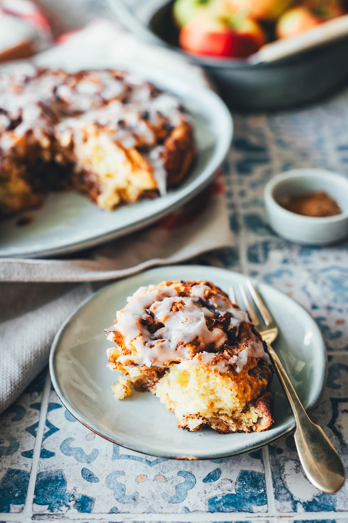 Rezept für blitzschnelle Apfelschnecken – Zimtschnecken mit Äpfeln, ganz ohne Hefe und ganz ohne Gehzeit. Der Apfelkuchen ist ganz einfach zubereitet und schmeckt im Herbst zum Frühstück oder zu Kaffee und Kuchen! Perfekt für Gäste! | moeyskitchen.com