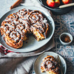 Rezept für blitzschnelle Apfelschnecken – Zimtschnecken mit Äpfeln, ganz ohne Hefe und ganz ohne Gehzeit. Der Apfelkuchen ist ganz einfach zubereitet und schmeckt im Herbst zum Frühstück oder zu Kaffee und Kuchen! Perfekt für Gäste! | moeyskitchen.com