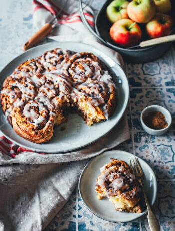 Rezept für blitzschnelle Apfelschnecken – Zimtschnecken mit Äpfeln, ganz ohne Hefe und ganz ohne Gehzeit. Der Apfelkuchen ist ganz einfach zubereitet und schmeckt im Herbst zum Frühstück oder zu Kaffee und Kuchen! Perfekt für Gäste! | moeyskitchen.com