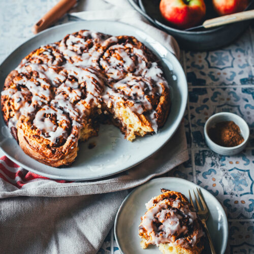 Rezept für blitzschnelle Apfelschnecken – Zimtschnecken mit Äpfeln, ganz ohne Hefe und ganz ohne Gehzeit. Der Apfelkuchen ist ganz einfach zubereitet und schmeckt im Herbst zum Frühstück oder zu Kaffee und Kuchen! Perfekt für Gäste! | moeyskitchen.com