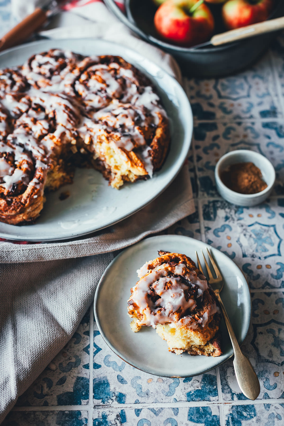 Rezept für blitzschnelle Apfelschnecken – Zimtschnecken mit Äpfeln, ganz ohne Hefe und ganz ohne Gehzeit. Der Apfelkuchen ist ganz einfach zubereitet und schmeckt im Herbst zum Frühstück oder zu Kaffee und Kuchen! Perfekt für Gäste! | moeyskitchen.com