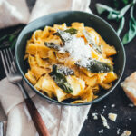 Rezept für cremige Kürbis-Pasta Alfredo – das ist eine blitzschnelle Herbst-Pasta und das perfekte Rezept für die schnelle Feierabendküche. Leckere Nudeln treffen auf braune Butter, knusprigen Salbei und eine cremige Kürbis-Sahne-Sauce mit viel Parmesan. | moeyskitchen.com
