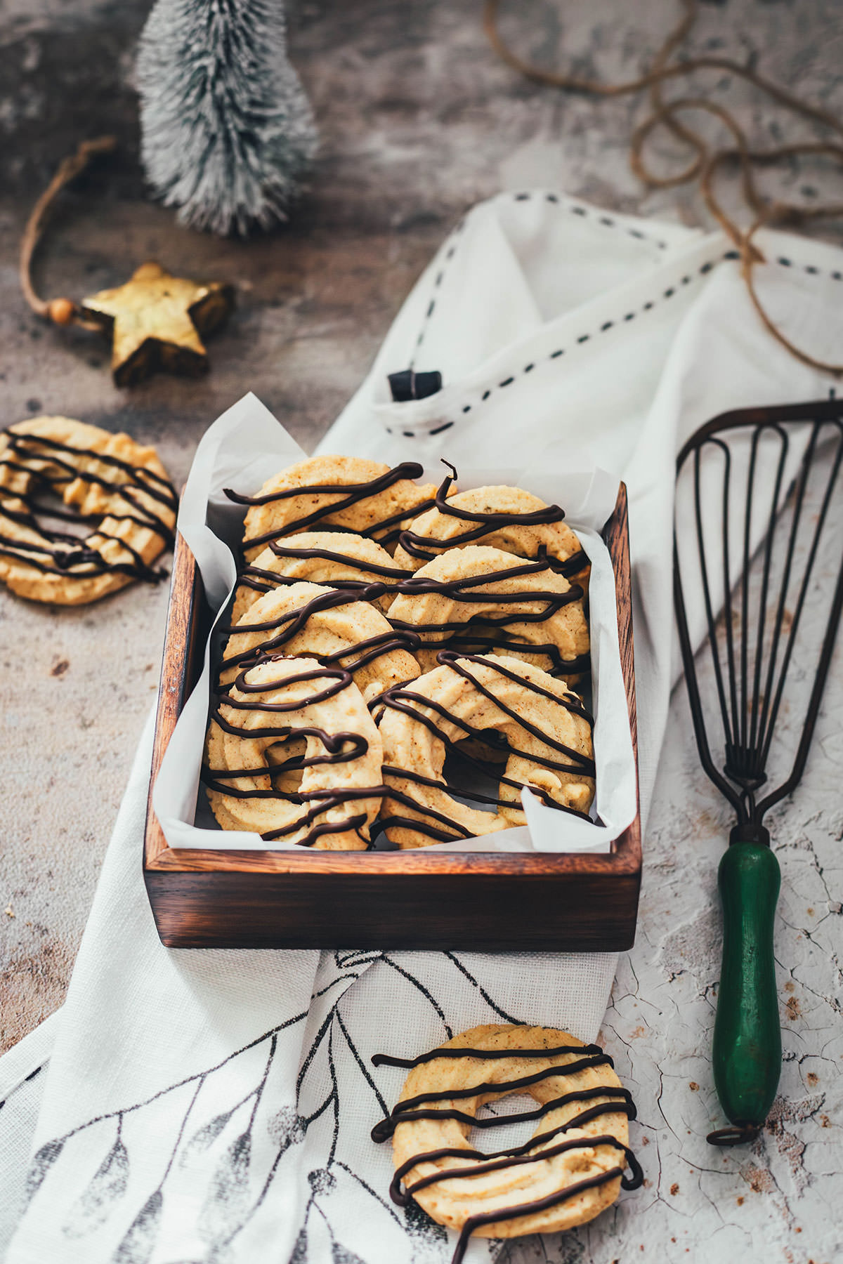 Rezept für Lebkuchen-Spritzgebäck mit Haselnüssen und Schokolade | moeyskitchen.com