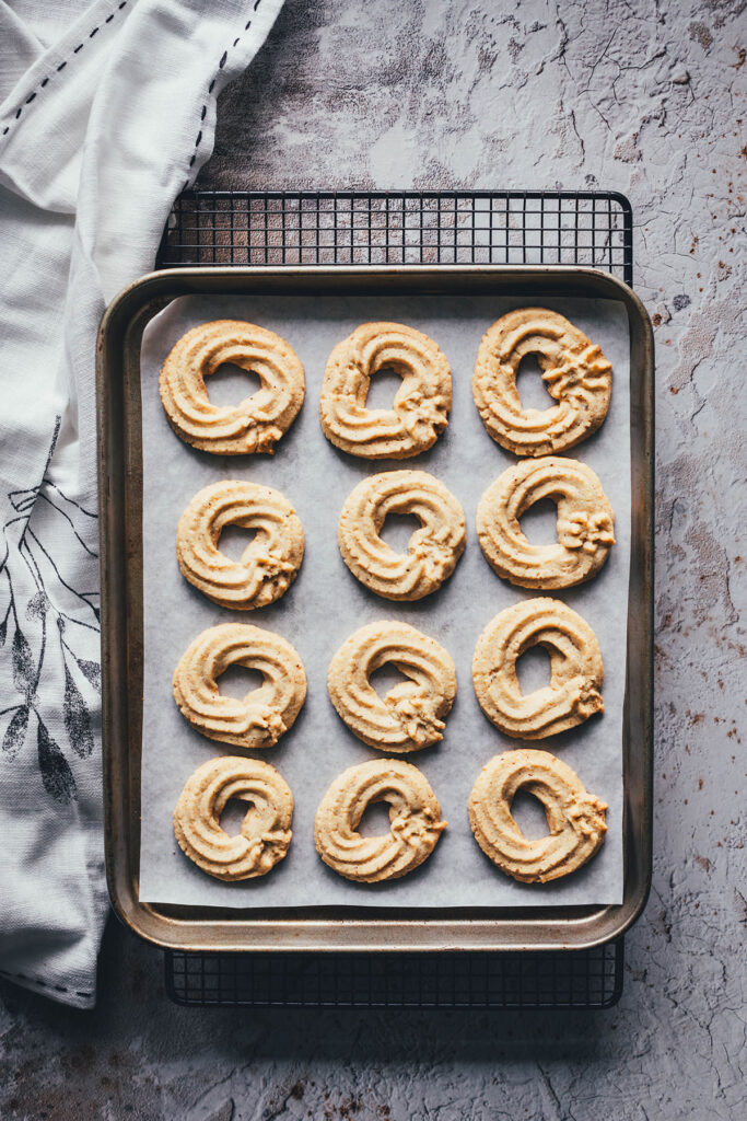 Rezept für Lebkuchen-Spritzgebäck mit Haselnüssen und Schokolade | moeyskitchen.com