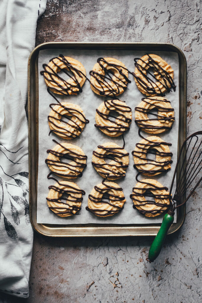 Rezept für Lebkuchen-Spritzgebäck mit Haselnüssen und Schokolade | moeyskitchen.com