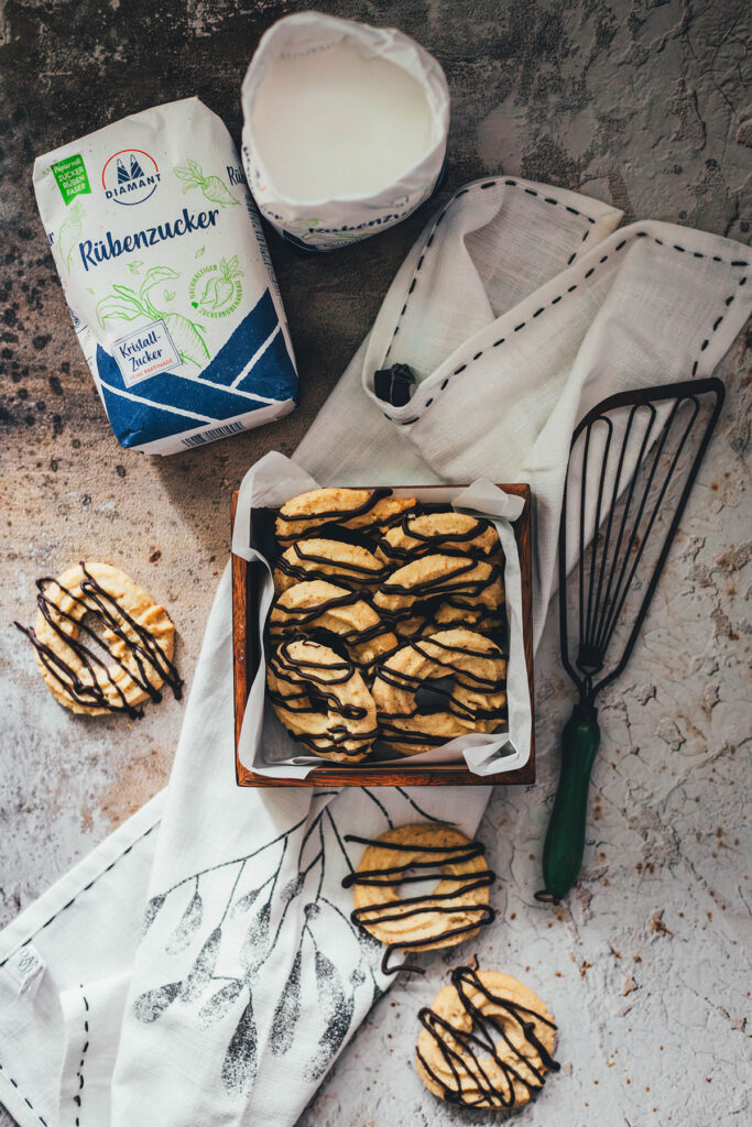 Rezept für Lebkuchen-Spritzgebäck mit Haselnüssen und Schokolade | moeyskitchen.com