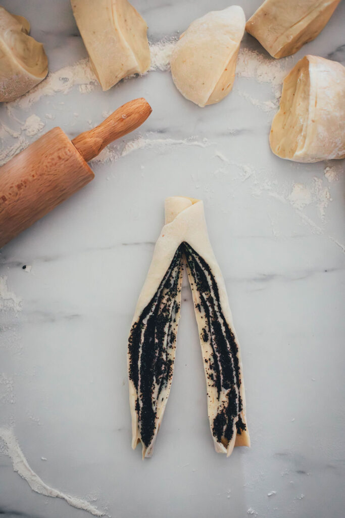 Rezept für super saftige Mohnschnecken aus Hefeteig mit selbst gemachter Mohnfüllung! Super einfach gebacken und so lecker! | moeyskitchen.com
