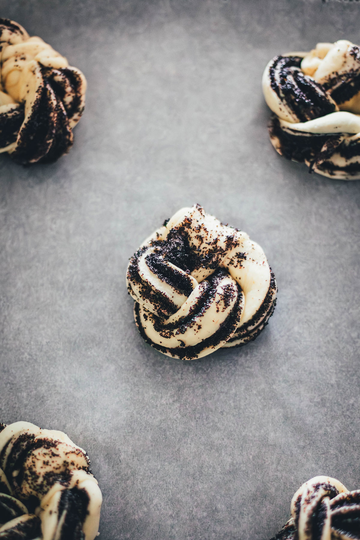 Rezept für super saftige Mohnschnecken aus Hefeteig mit selbst gemachter Mohnfüllung! Super einfach gebacken und so lecker! | moeyskitchen.com