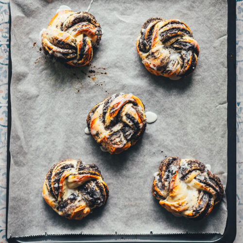 Rezept für super saftige Mohnschnecken aus Hefeteig mit selbst gemachter Mohnfüllung! Super einfach gebacken und so lecker! | moeyskitchen.com