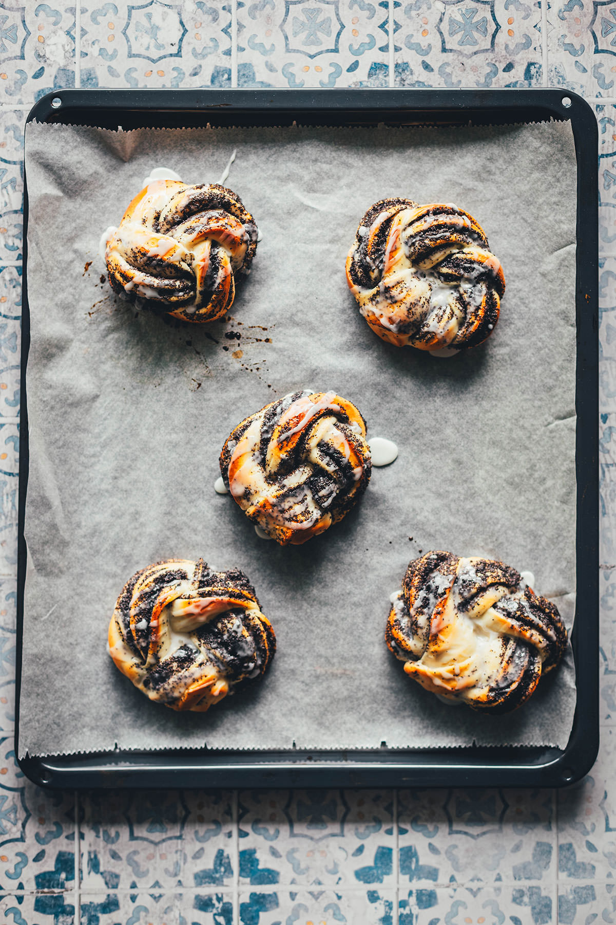 Rezept für super saftige Mohnschnecken aus Hefeteig mit selbst gemachter Mohnfüllung! Super einfach gebacken und so lecker! | moeyskitchen.com